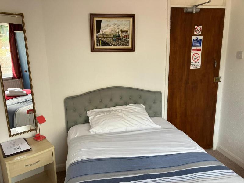 Single Room image 4