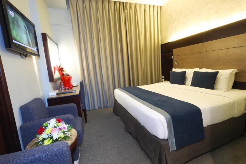 Standard King Room image 3
