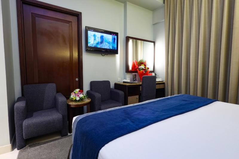 Standard King Room image 2