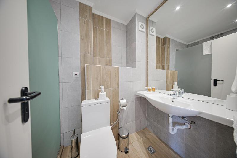 Triple Room with Balcony image 2