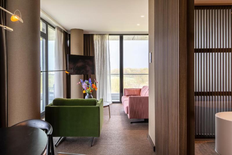 Suite with Hot Tub image 4