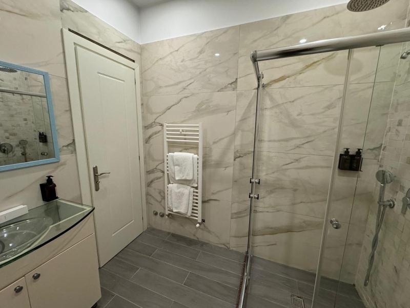 Twin Room image 3