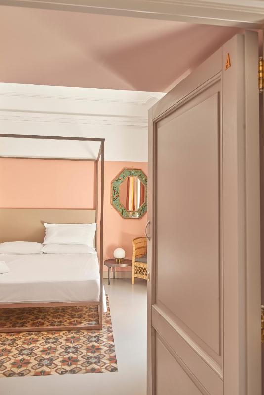 Standard Double Room image 3