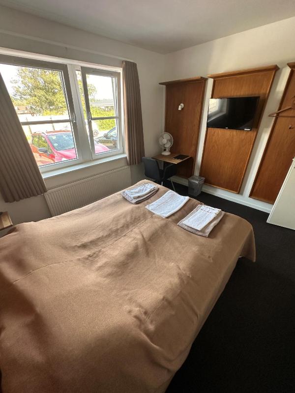 Double or Twin Room image 3