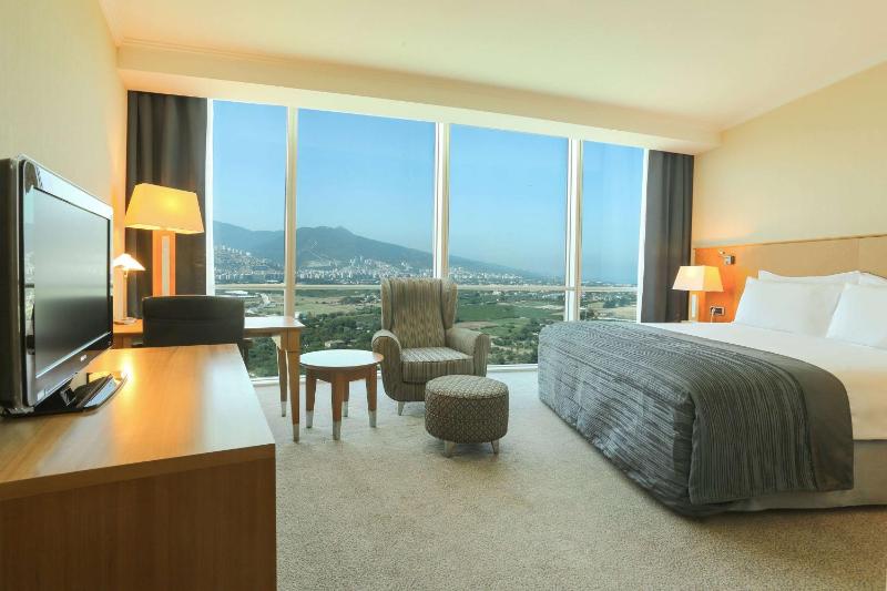 Standard King Room with Mountain View - Non-Smoking image 1