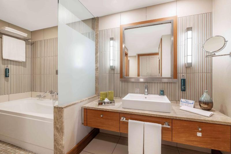 King Room with Garden View image 4