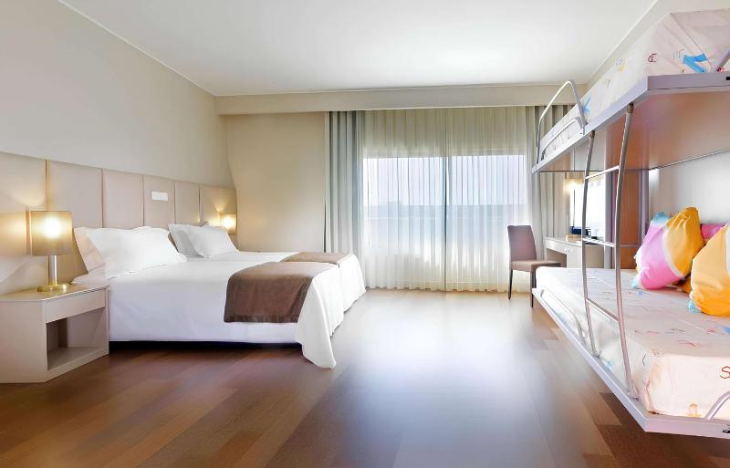 Deluxe Family Room with Bunk Bed - Non-Smoking image 1