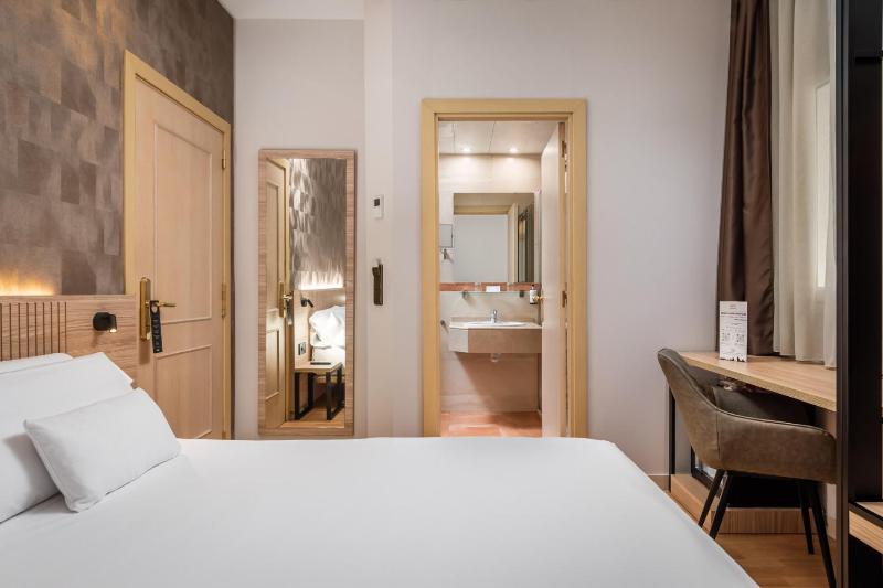 Small Double Room image 3