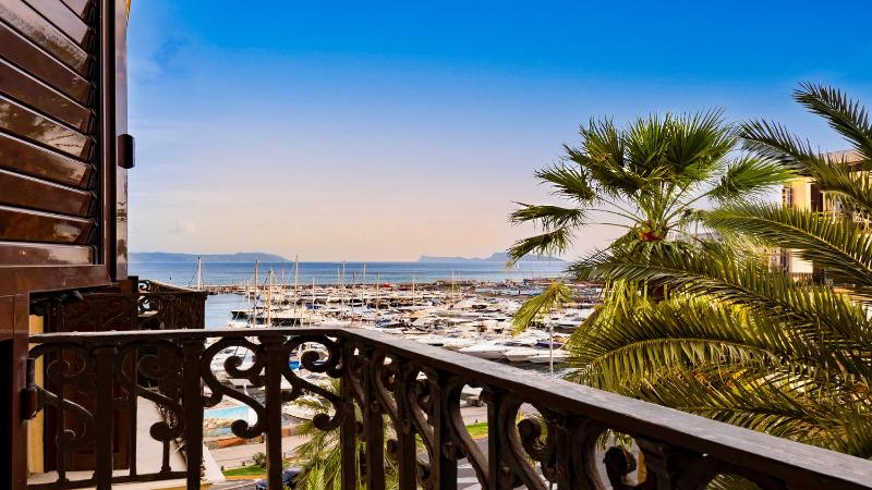 Deluxe Double or Twin Room with Balcony image 1