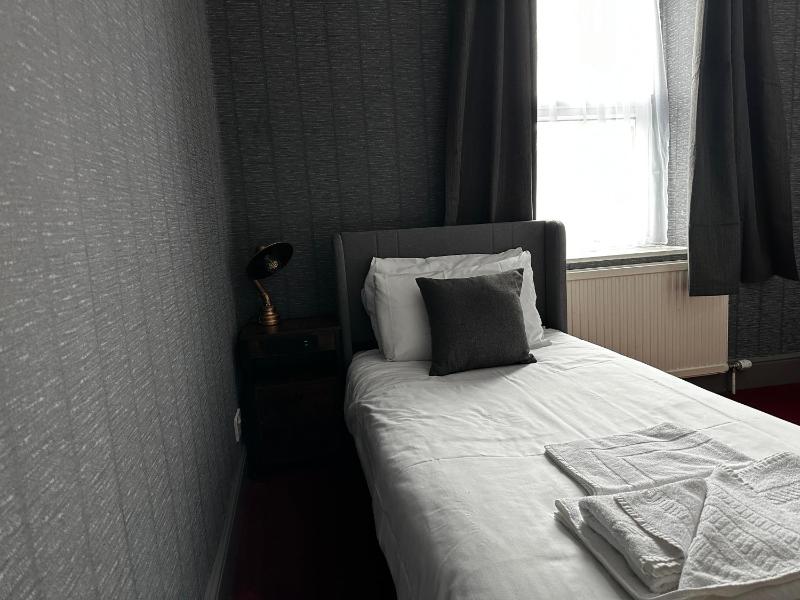 Single Room image 3