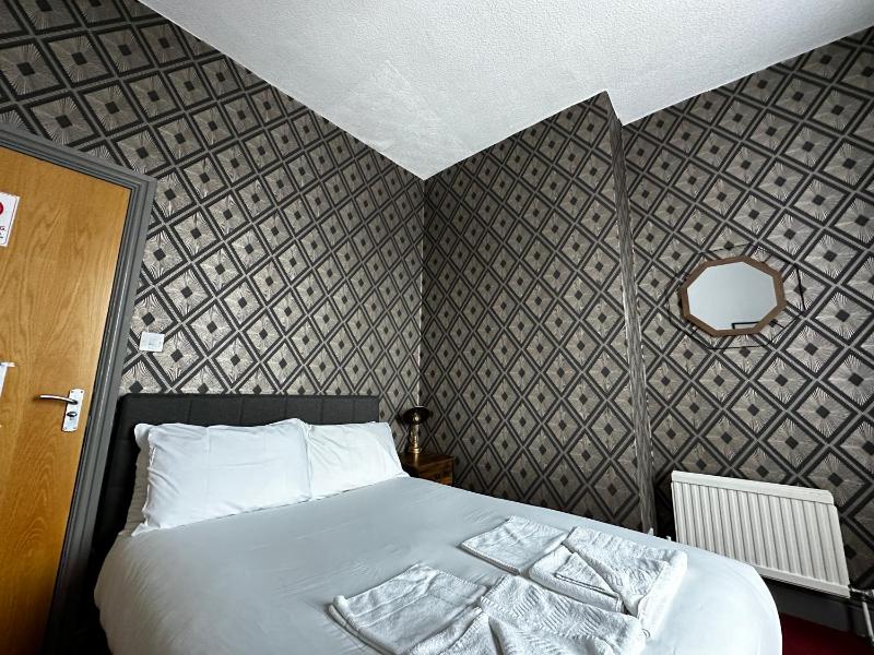 Standard Double Room image 4