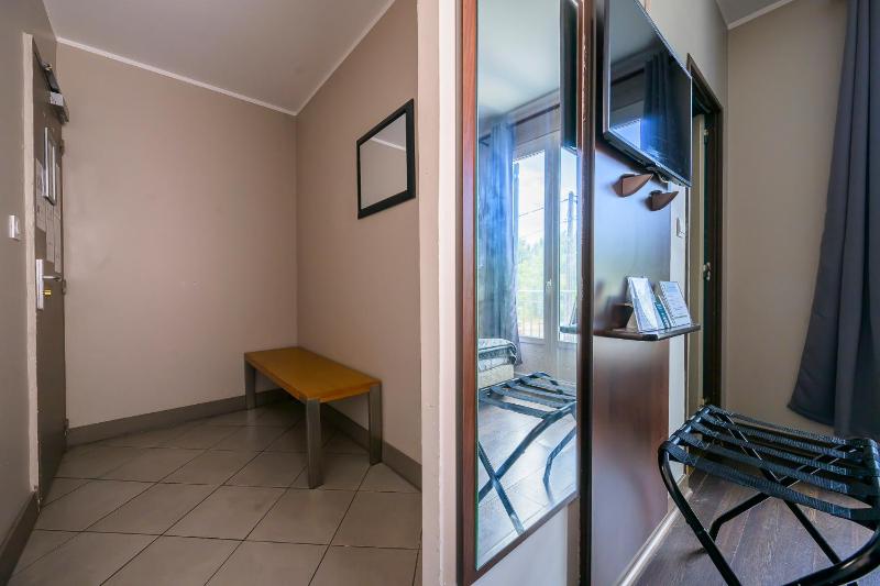 Twin Room image 3