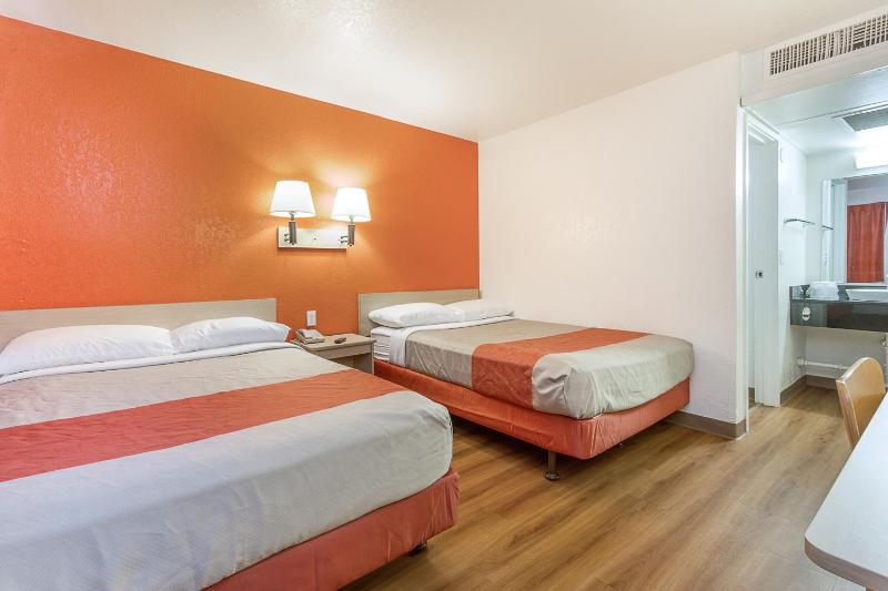 Deluxe Double Room image 2