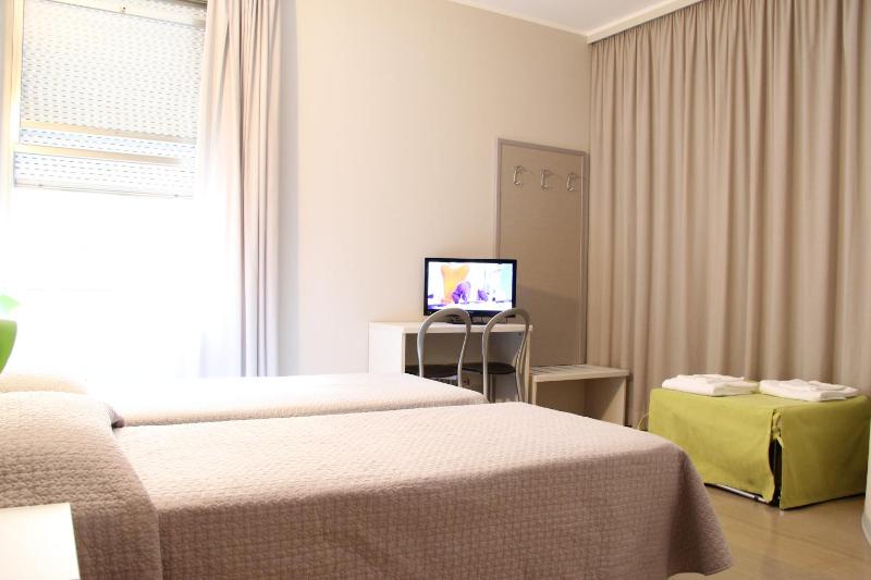 Economy Twin Room with Shared Bathroom - Separate Building image 2