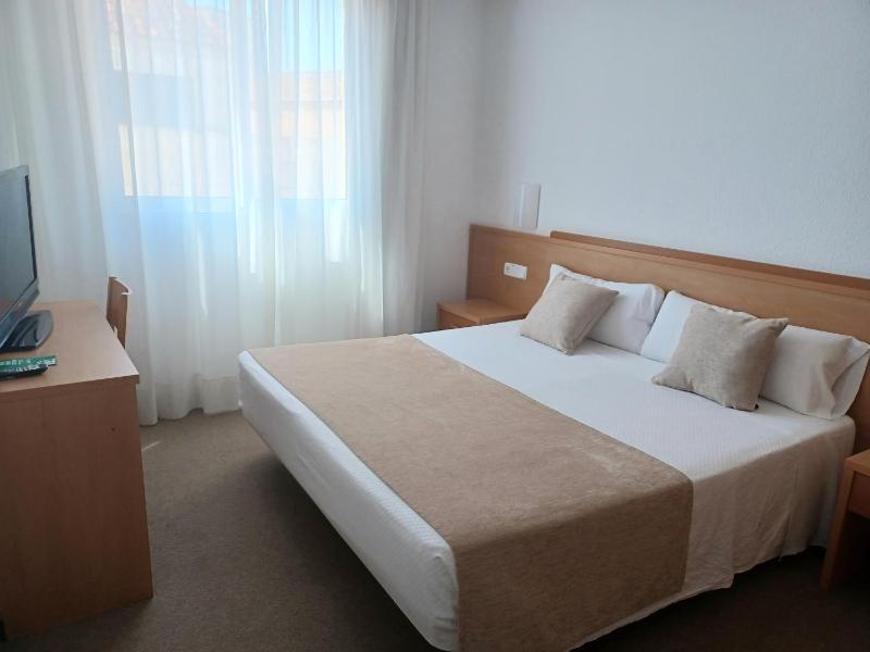 Double or Twin Room (1 Adult) image 2