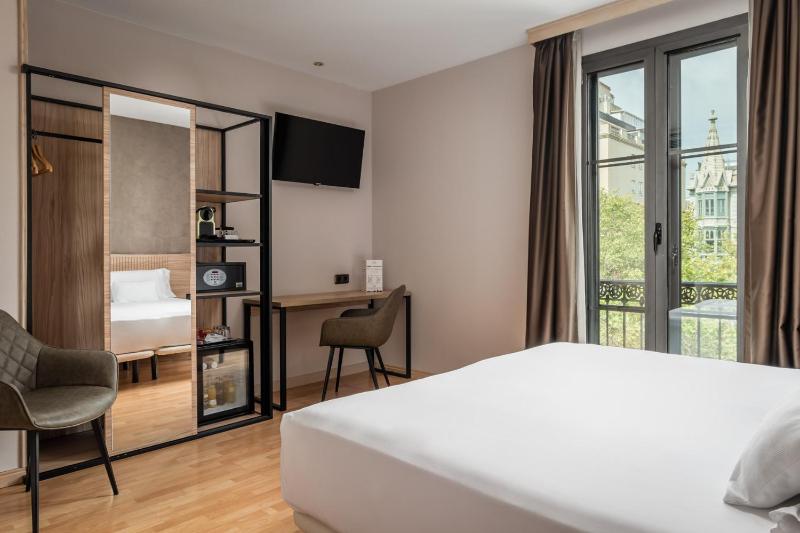 Double Room with Balcony image 1