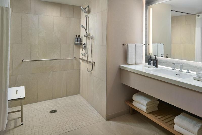 King Room with Adapted Tub - Mobility and Hearing Accessible image 3