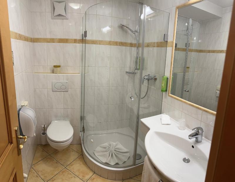 Standard Double Room image 3