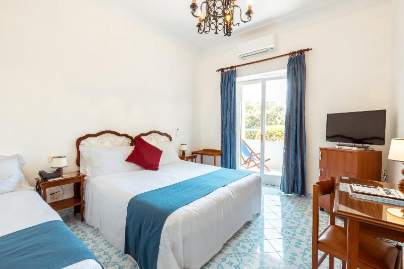 Superior Triple Room with Balcony and Garden View image 1