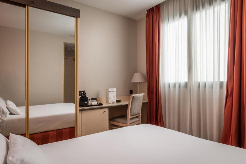 Small Double Room image 3