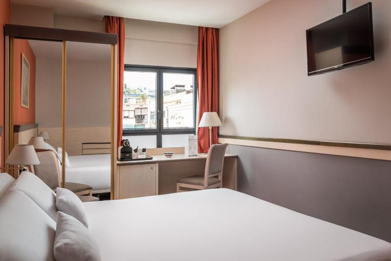 Standard Double or Twin Room image 4