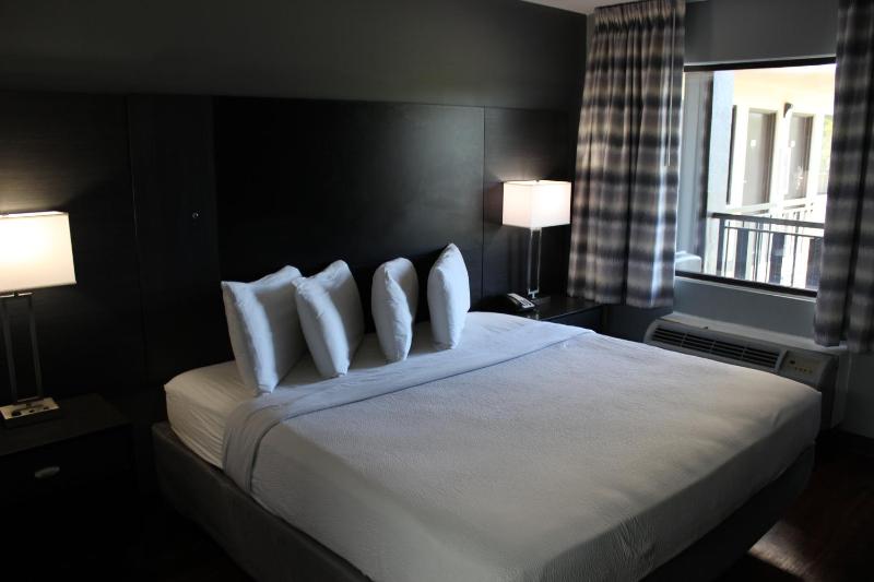 Standard King Room image 1