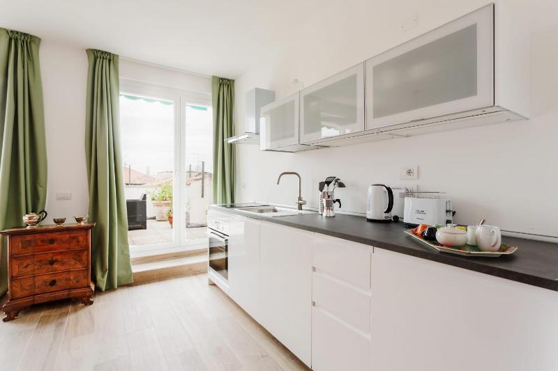 Amazing flat with big terrace and private car park - image 10