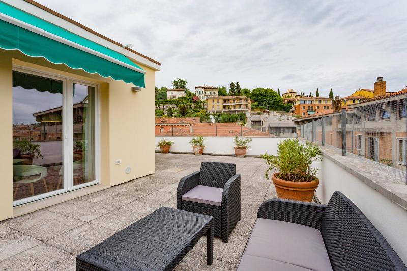 Amazing flat with big terrace and private car park - image 12
