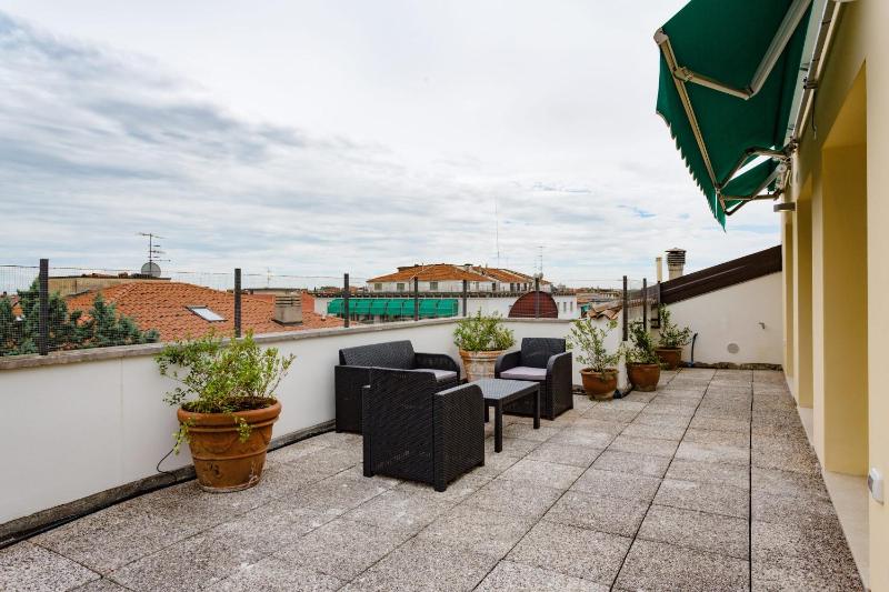 Amazing flat with big terrace and private car park - image 8