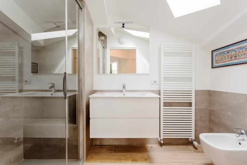 Amazing flat with big terrace and private car park - image 16