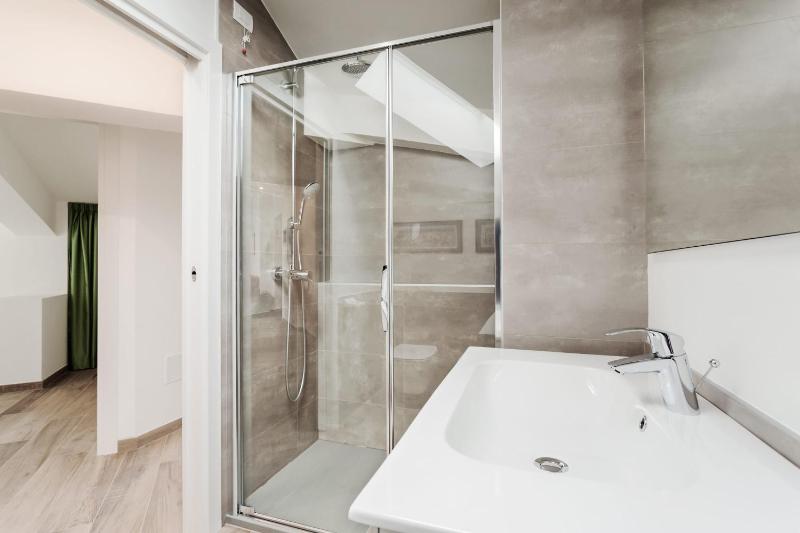 Amazing flat with big terrace and private car park - image 9