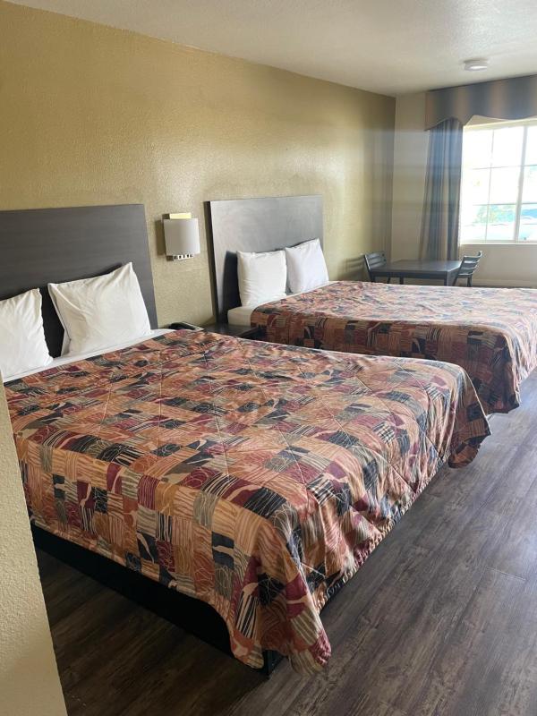 Queen Room with Two Queen Beds image 4