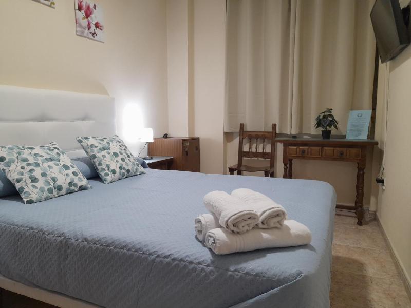 Double Room image 3