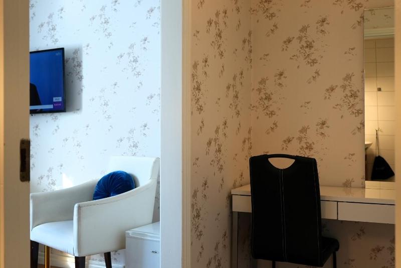 Twin Room image 3