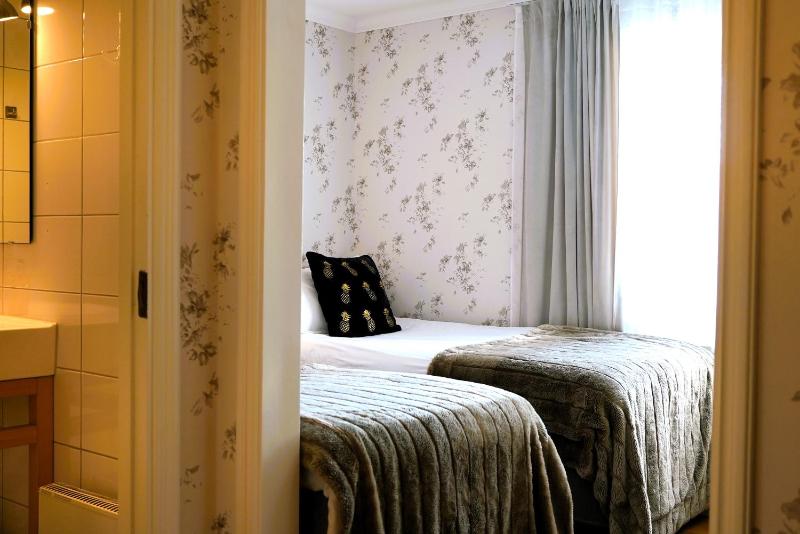 Twin Room image 2