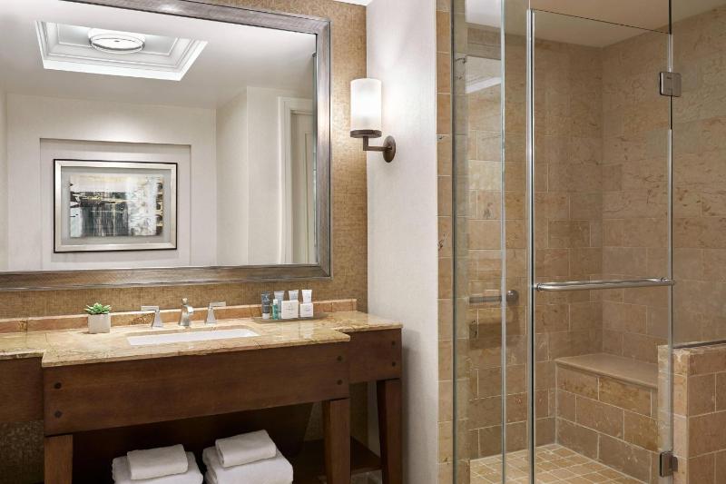 Luxury Two-Bedroom Suite image 4