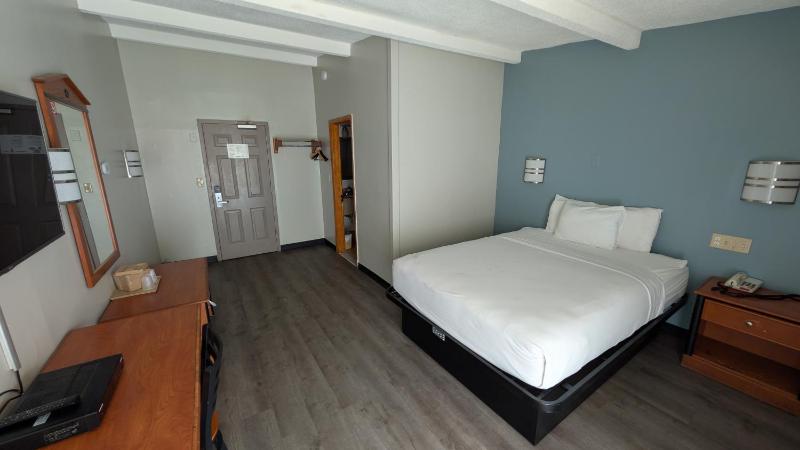 Queen Room image 2