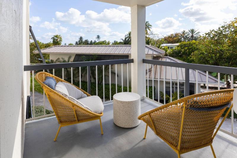 The Cove King Room with Balcony image 3