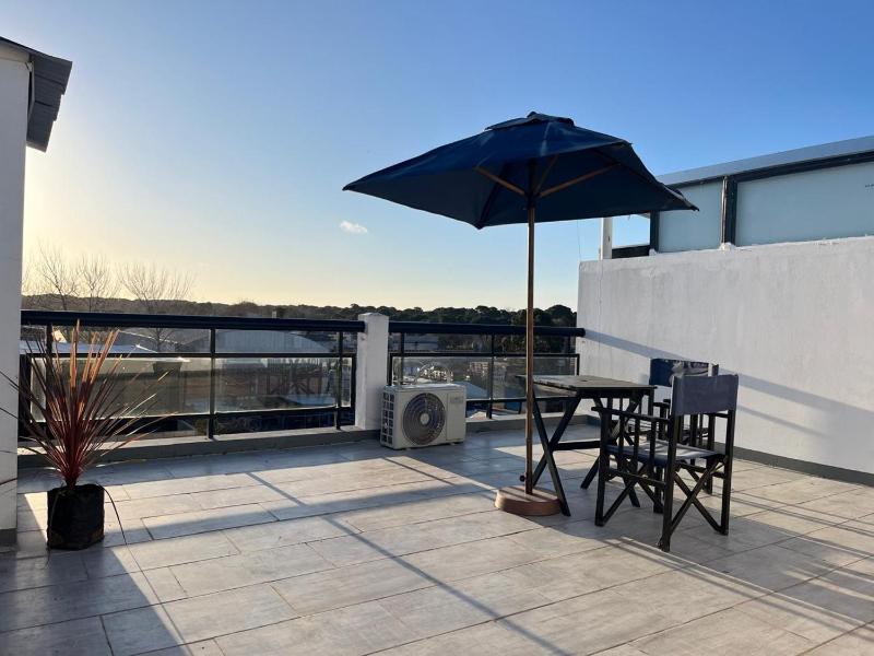 Monoambiente con terraza privada y cochera en Pinamar - image 2