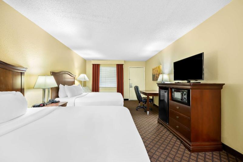 Queen Room with Two Queen Beds - Non-Smoking image 4