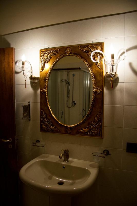 Queen Room with Shared Bathroom image 2