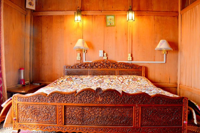 Golden Flower Heritage Houseboat - image 15