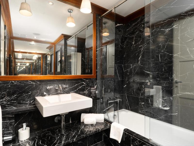 Double or Twin Room image 3