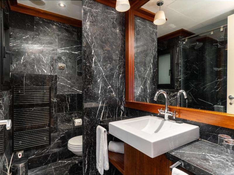 Double or Twin Room with Balcony image 3