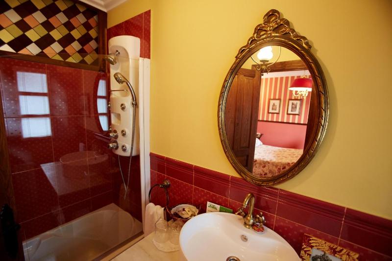 Budget Double Room image 3