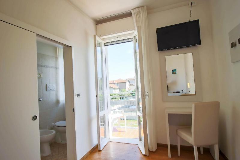Standard Single Room image 3