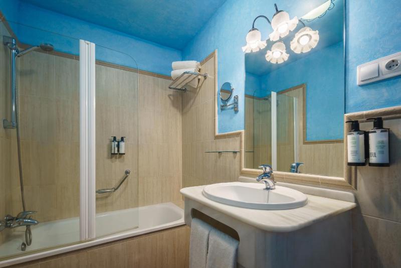 Double or Twin Room image 4