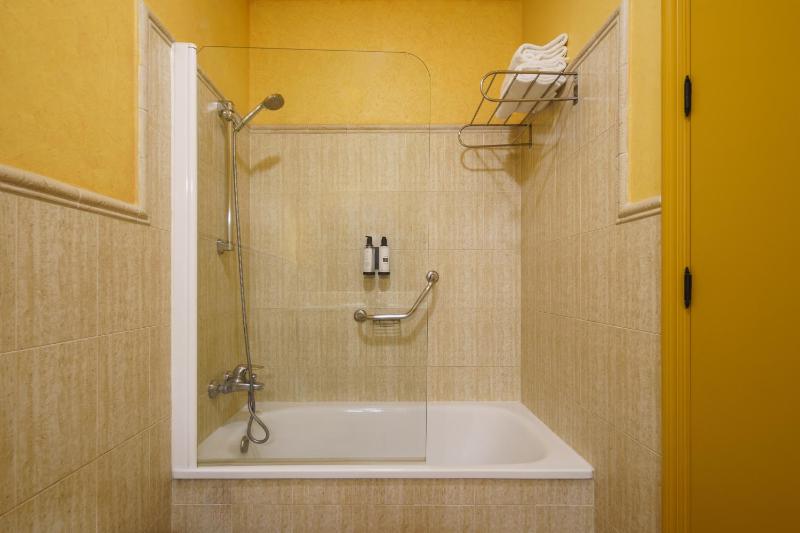 Double or Twin Room image 3