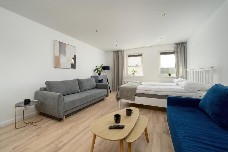 Przestronne Studio Przy Rynku we Wrocławiu z Klimatyzacją i Wanną by Noclegi Renters - image 1