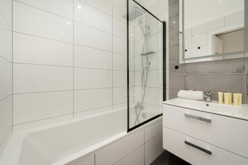 Przestronne Studio Przy Rynku we Wrocławiu z Klimatyzacją i Wanną by Noclegi Renters - image 5